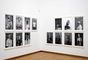 vue de exposition zanele muholi au stedelijk museum somnyama ngonyama 2015 2017 aware women artists artistes femmes 1500x1018 vue de exposition zanele muholi au stedelijk museum somnyama ngonyama 2015 2017 aware women artists artistes femmes 1500x1018